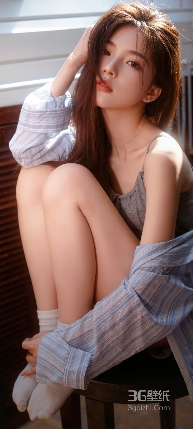 阳光正好，抱坐在凳子上，轻撩长发的慵懒美女手机壁纸图片1