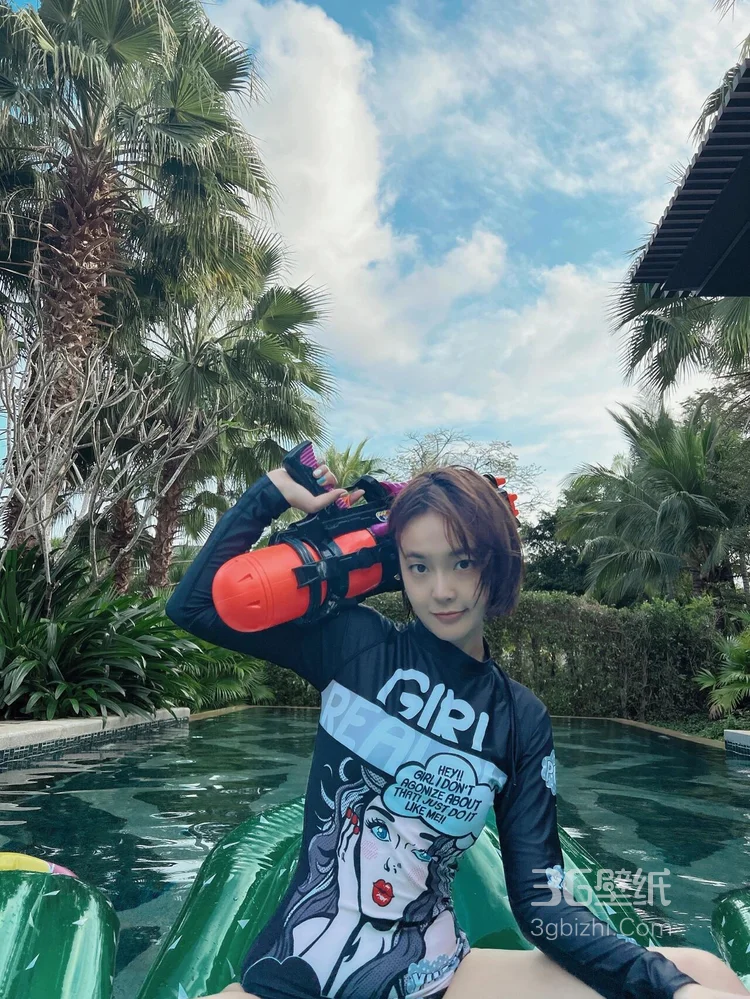 张佳宁身着紧身泳装，泳池里玩玩具水枪可爱照片7