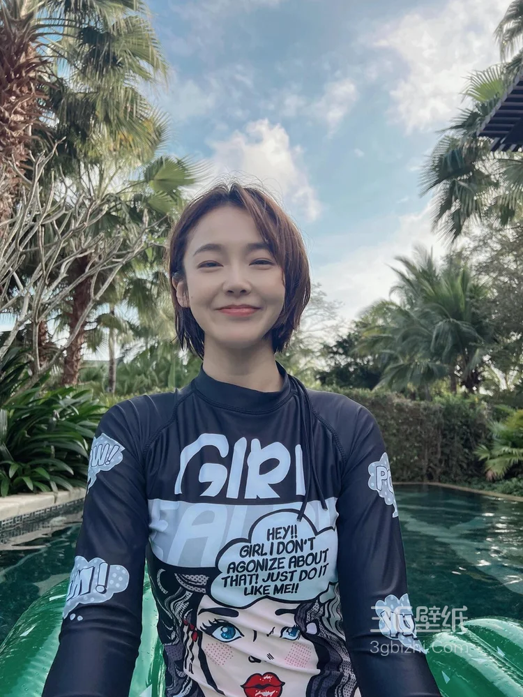 张佳宁身着紧身泳装，泳池里玩玩具水枪可爱照片1