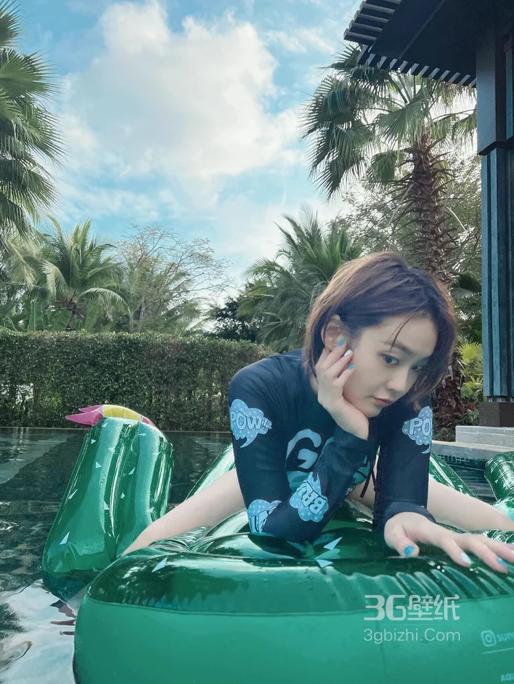 张佳宁身着紧身泳装，泳池里玩玩具水枪可爱照片6