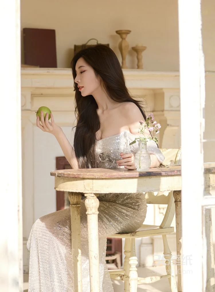戴燕妮性感优雅低胸礼服穿搭午后写真大图7