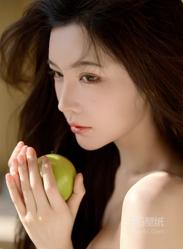 戴燕妮性感优雅低胸礼服穿搭午后写真大图8