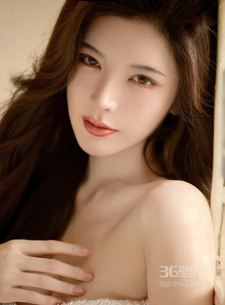 戴燕妮性感优雅低胸礼服穿搭午后写真大图5