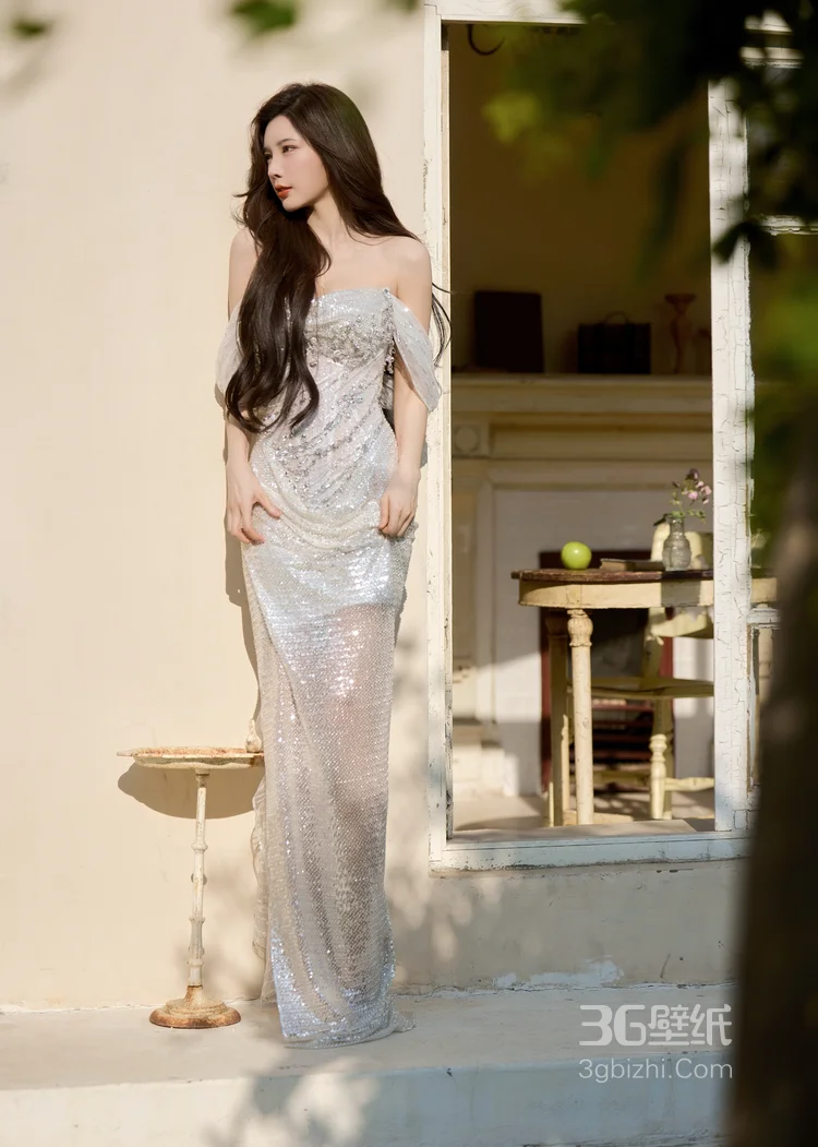 戴燕妮性感优雅低胸礼服穿搭午后写真大图4