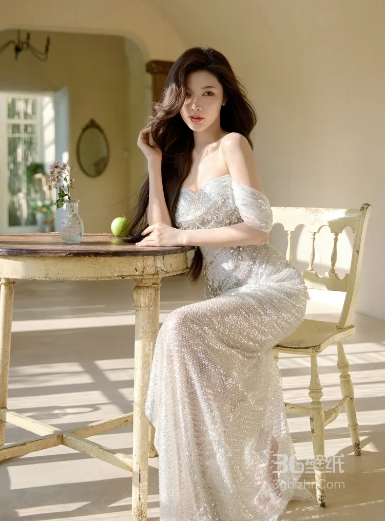 戴燕妮性感优雅低胸礼服穿搭午后写真大图2