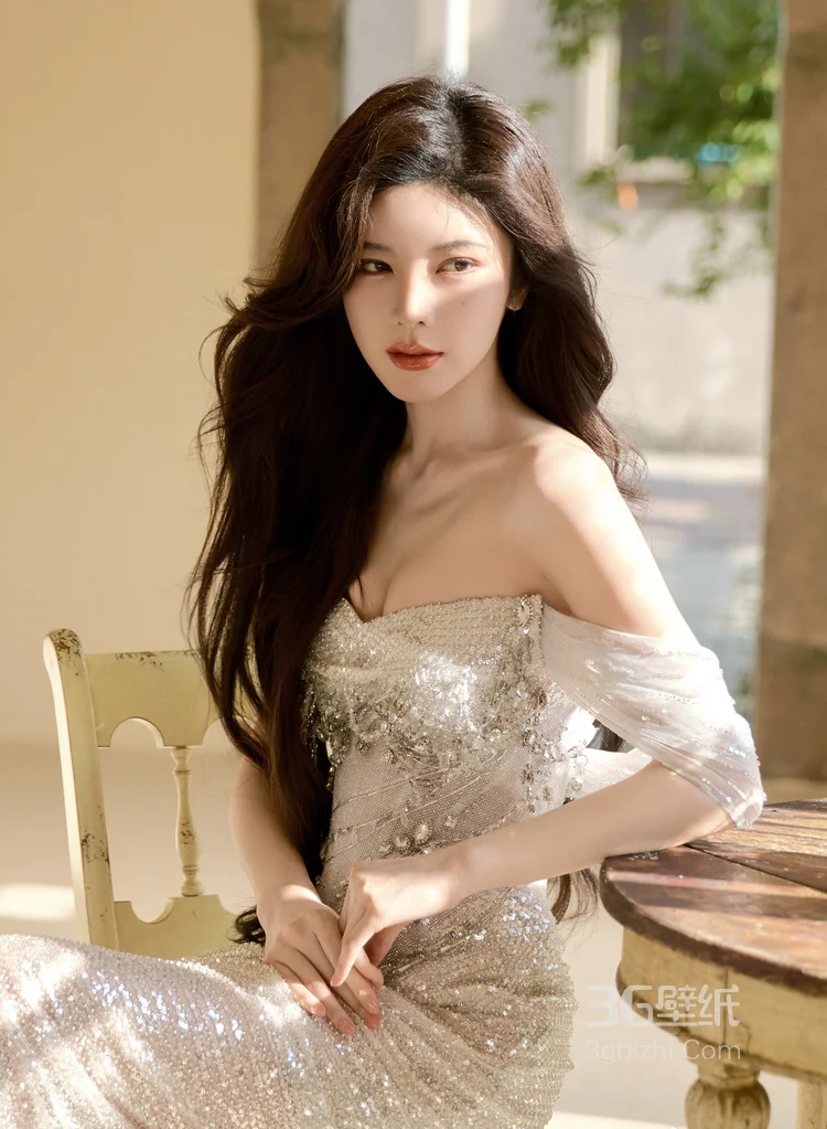 戴燕妮性感优雅低胸礼服穿搭午后写真大图1