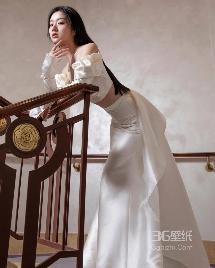 包上恩白色抹胸衣加长裙优雅迷人楼梯间写真美照4