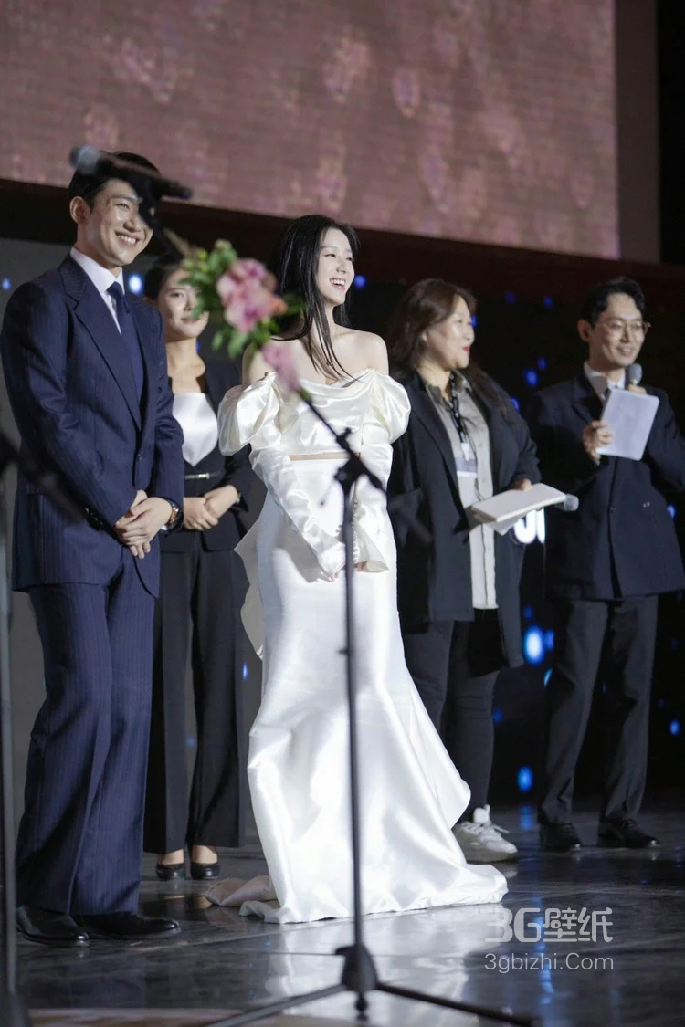 包上恩白色抹胸衣加长裙优雅迷人楼梯间写真美照13