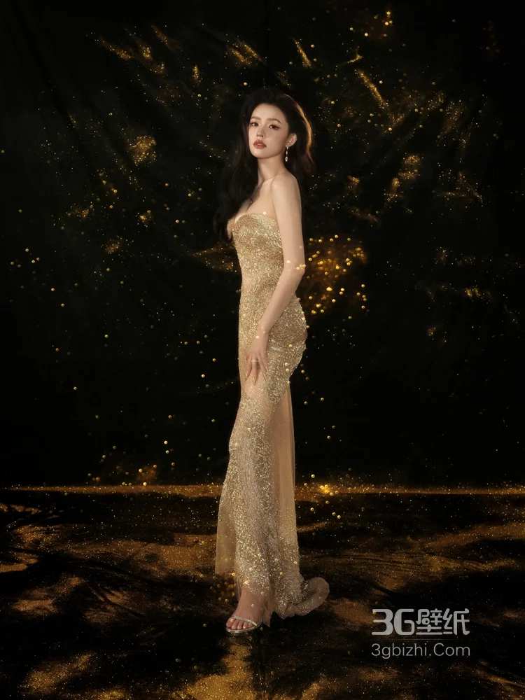 林允身着金色低胸礼服出席活动美照，这身材不是一般的好5