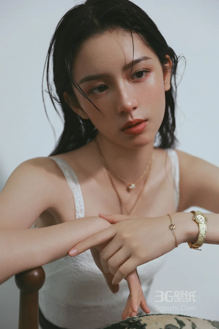 周也慵懒吊带系列超高清写真壁纸图片2