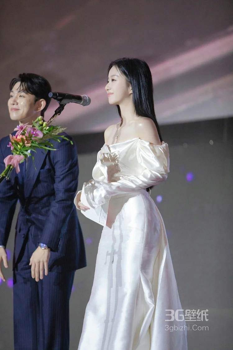 包上恩白色抹胸衣加长裙优雅迷人楼梯间写真美照14