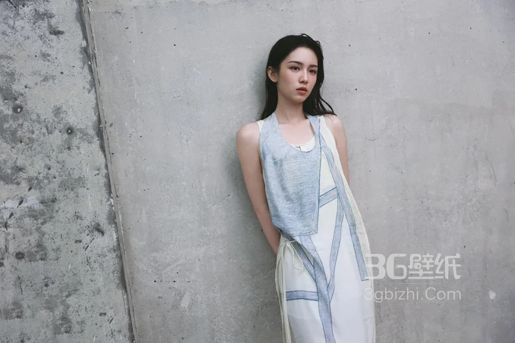 周也慵懒吊带系列超高清写真壁纸图片4