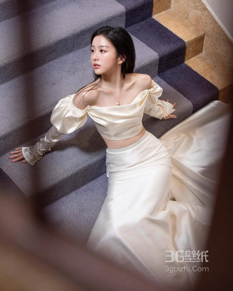 包上恩白色抹胸衣加长裙优雅迷人楼梯间写真美照6