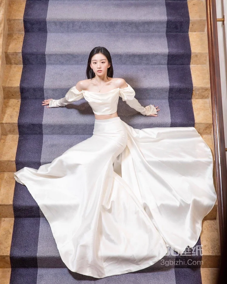 包上恩白色抹胸衣加长裙优雅迷人楼梯间写真美照8