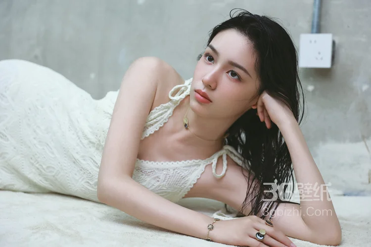 周也慵懒吊带系列超高清写真壁纸图片6