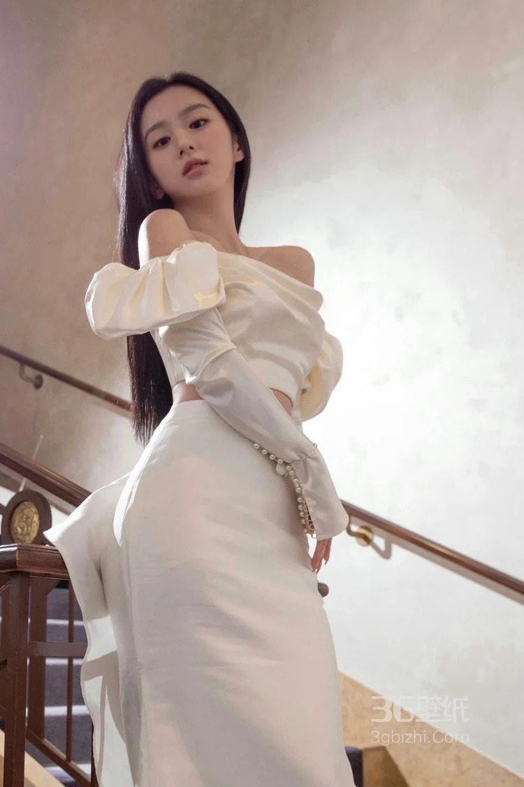包上恩白色抹胸衣加长裙优雅迷人楼梯间写真美照5