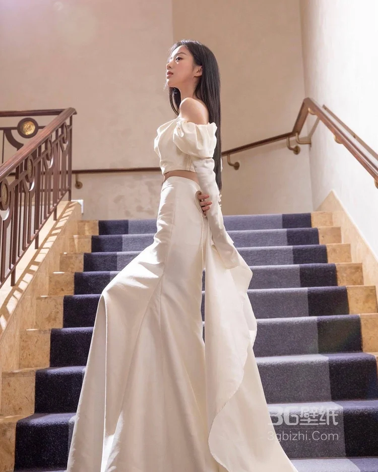 包上恩白色抹胸衣加长裙优雅迷人楼梯间写真美照10