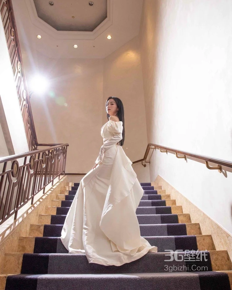 包上恩白色抹胸衣加长裙优雅迷人楼梯间写真美照9
