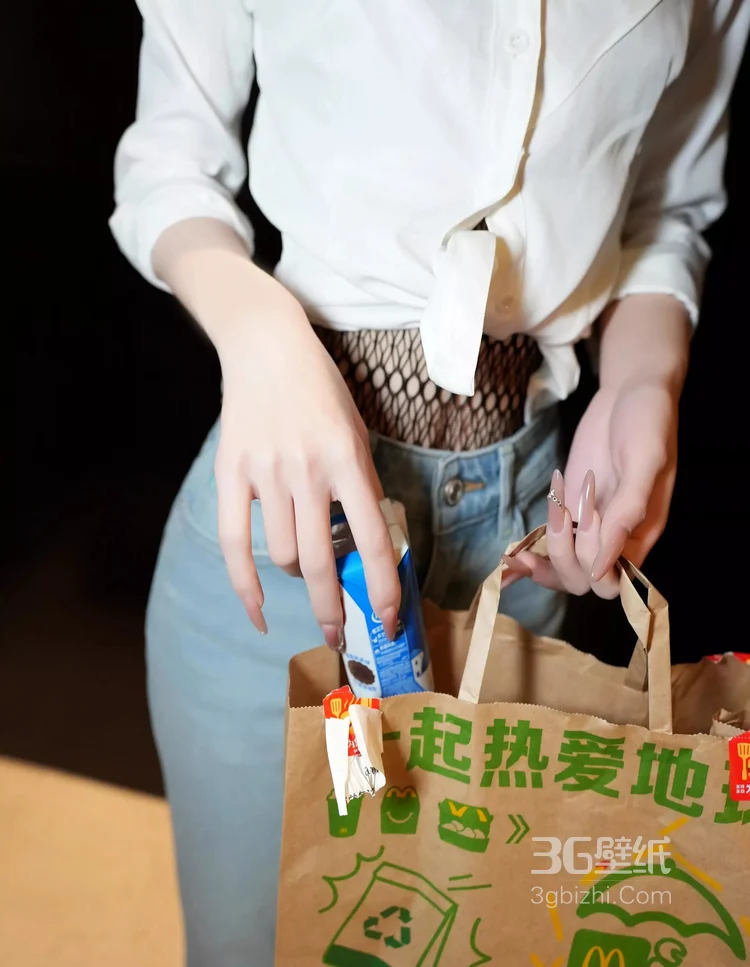 娇小苗条短发网红美女，简单的白衬衫加牛仔裤穿搭居家写真美照4