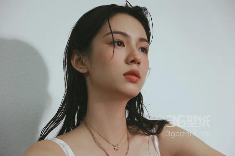 周也慵懒吊带系列超高清写真壁纸图片3