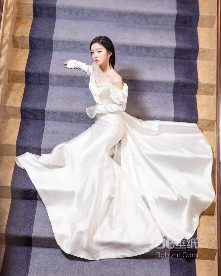 包上恩白色抹胸衣加长裙优雅迷人楼梯间写真美照7