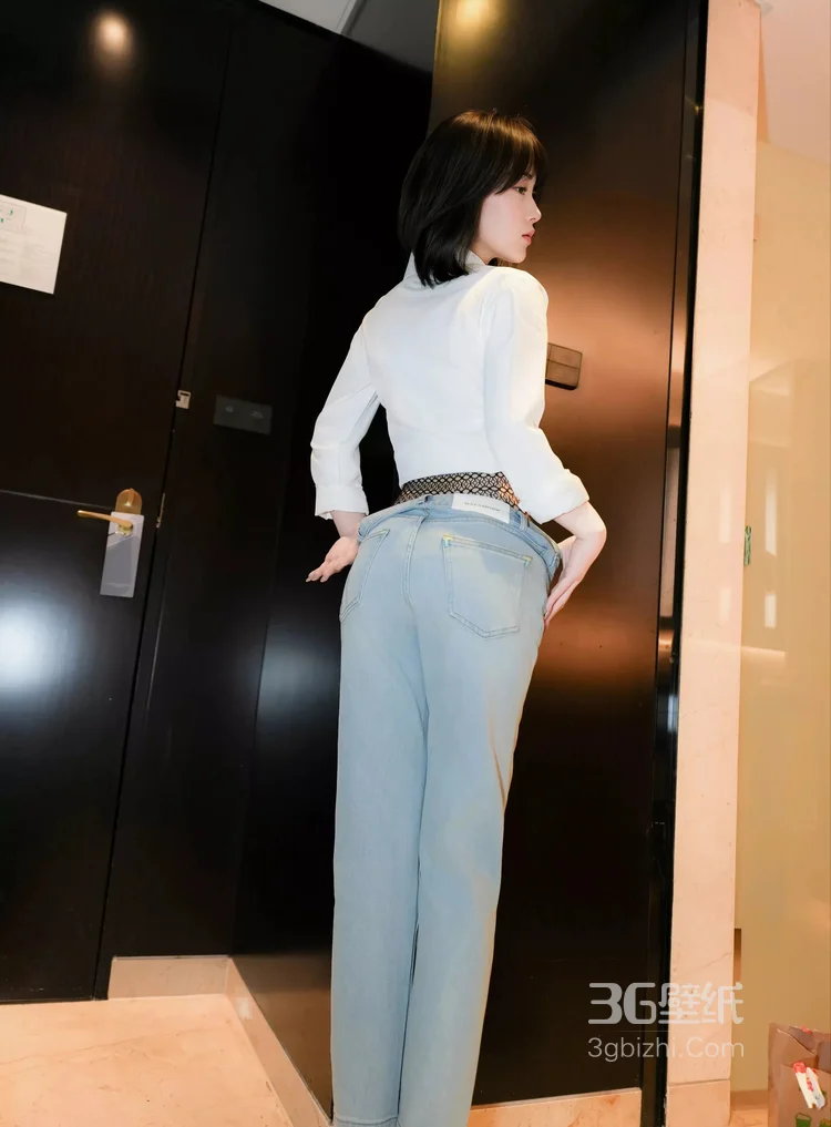 娇小苗条短发网红美女，简单的白衬衫加牛仔裤穿搭居家写真美照7