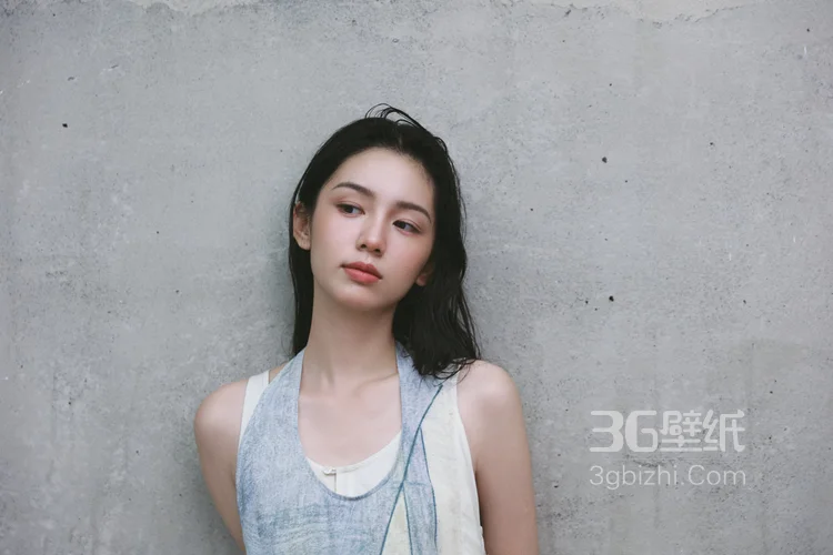 周也慵懒吊带系列超高清写真壁纸图片5