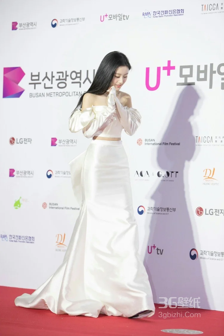 包上恩白色抹胸衣加长裙优雅迷人楼梯间写真美照11