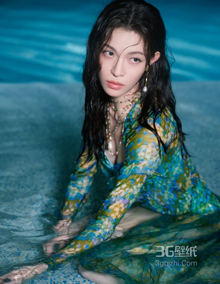 钟楚曦性感碎花蓝比基尼套装泳池湿发写真大片，尽显紧致肌肤完美好身材6
