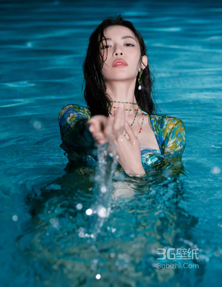 钟楚曦性感碎花蓝比基尼套装泳池湿发写真大片，尽显紧致肌肤完美好身材11