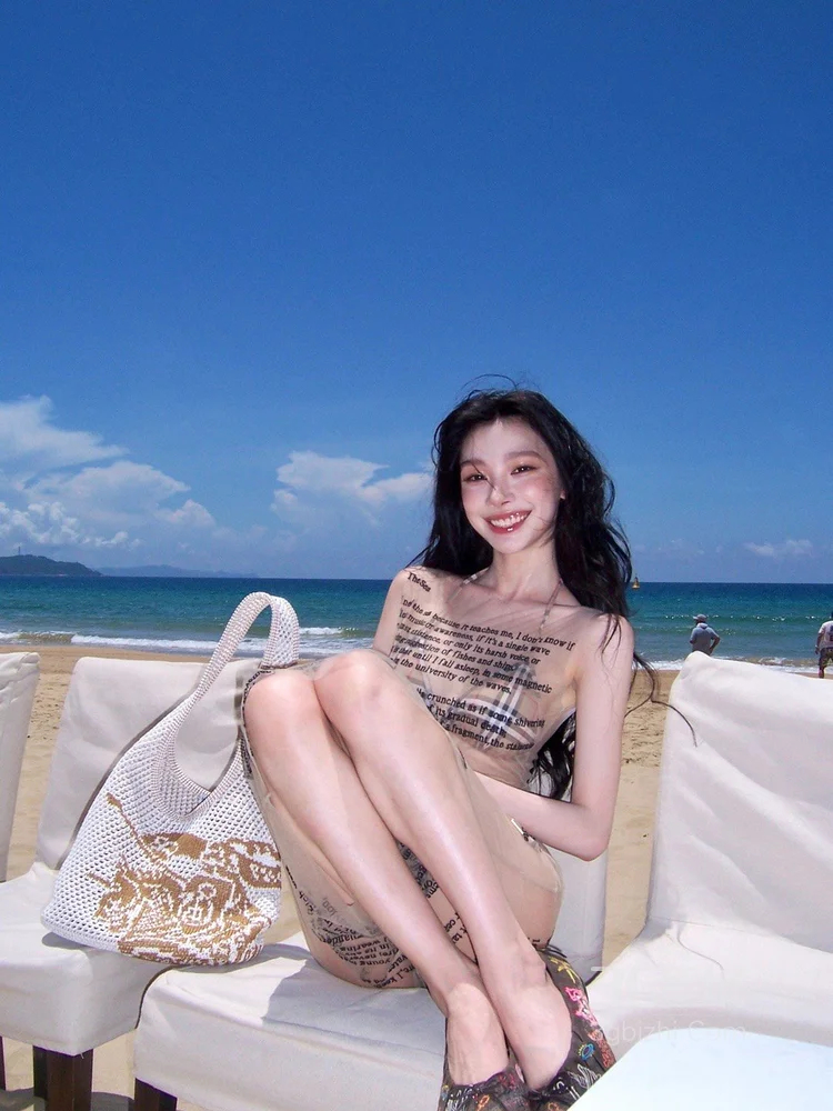 易梦玲海边沙滩性感写真，身着英文字母透视裙加比基尼穿搭，展若隐若现美感写真大片14