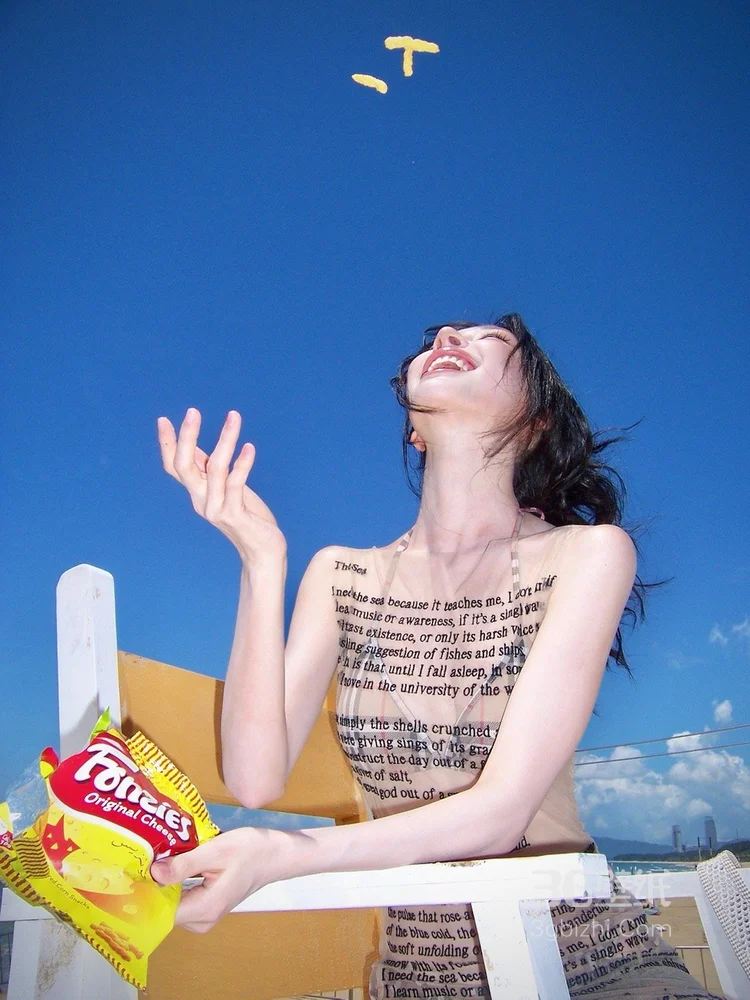 易梦玲海边沙滩性感写真，身着英文字母透视裙加比基尼穿搭，展若隐若现美感写真大片11