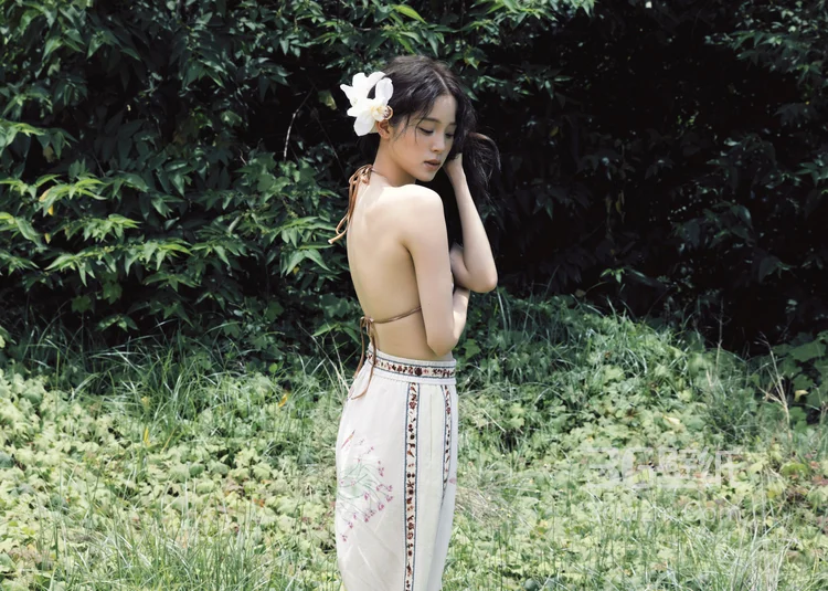 欧阳娜娜养眼吊带比基尼展性感好身材户外森系写真大片5