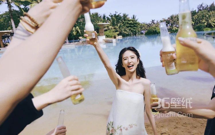 阳光，沙滩，椰树林，佟丽娅假日海边抹胸裙穿搭优雅写真大片5