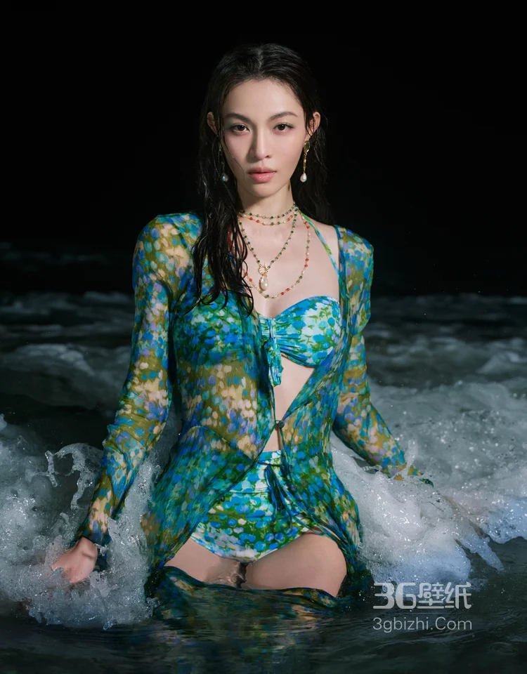 钟楚曦性感碎花蓝比基尼套装泳池湿发写真大片，尽显紧致肌肤完美好身材9