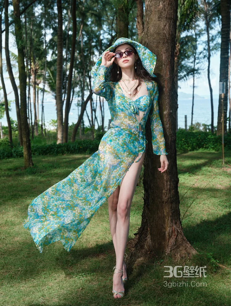 钟楚曦性感碎花蓝比基尼套装泳池湿发写真大片，尽显紧致肌肤完美好身材12