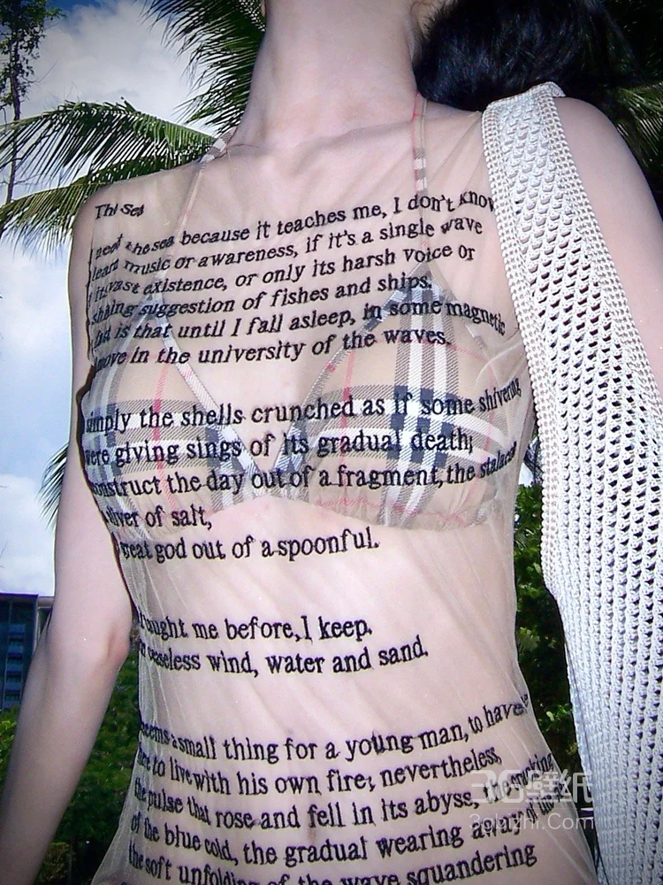 易梦玲海边沙滩性感写真，身着英文字母透视裙加比基尼穿搭，展若隐若现美感写真大片15