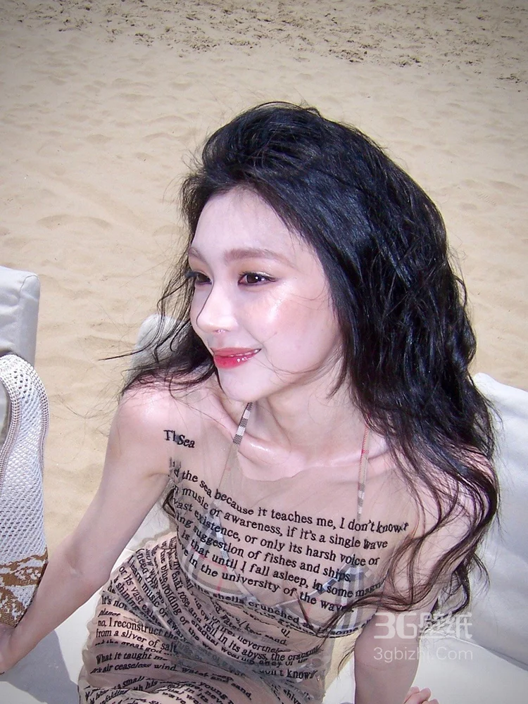 易梦玲海边沙滩性感写真，身着英文字母透视裙加比基尼穿搭，展若隐若现美感写真大片10