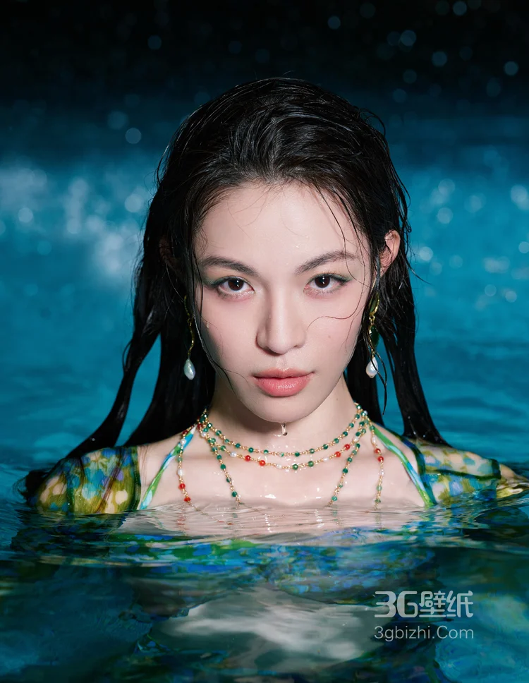 钟楚曦性感碎花蓝比基尼套装泳池湿发写真大片，尽显紧致肌肤完美好身材2