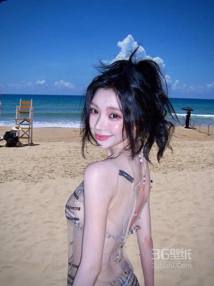 易梦玲海边沙滩性感写真，身着英文字母透视裙加比基尼穿搭，展若隐若现美感写真大片3