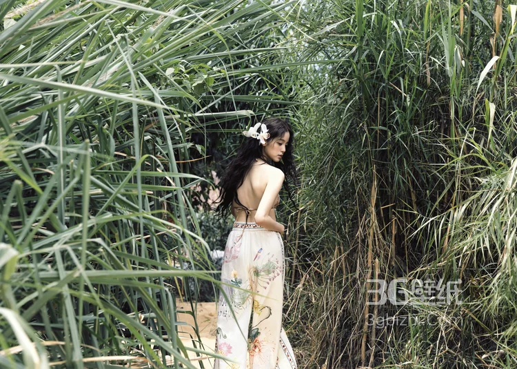 欧阳娜娜养眼吊带比基尼展性感好身材户外森系写真大片9