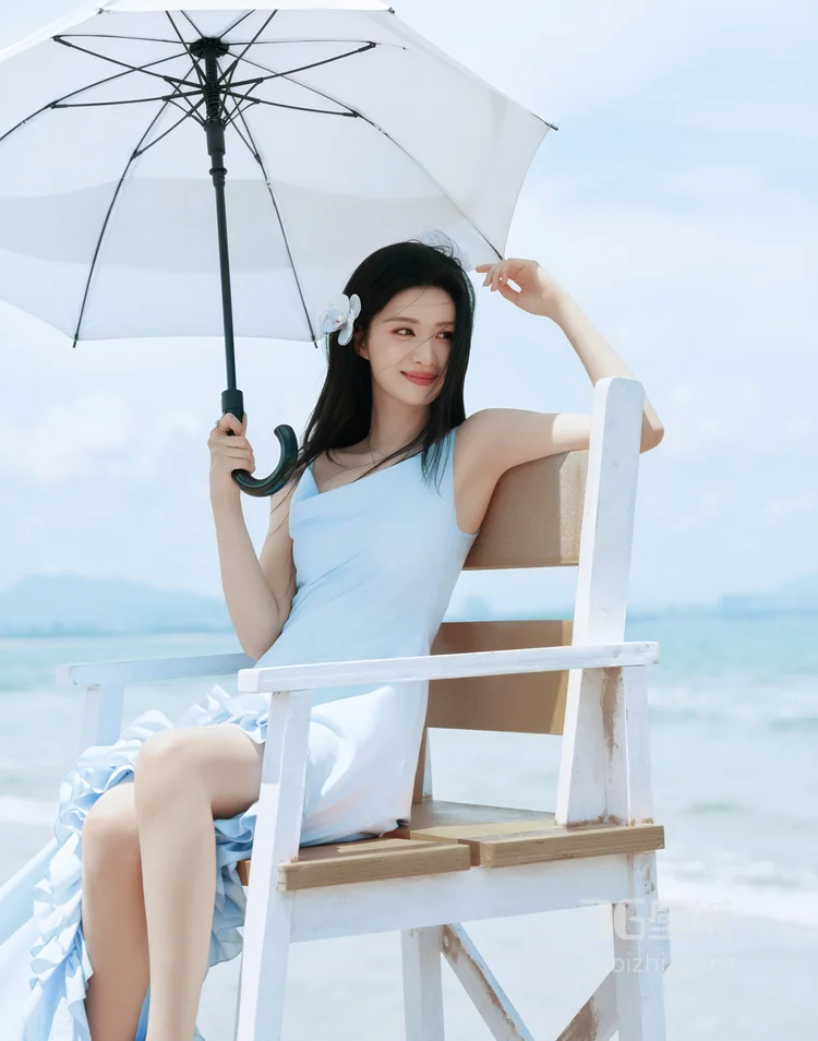 王楚然优雅浅蓝色吊带长裙海边清新浪漫超高清写真图片2