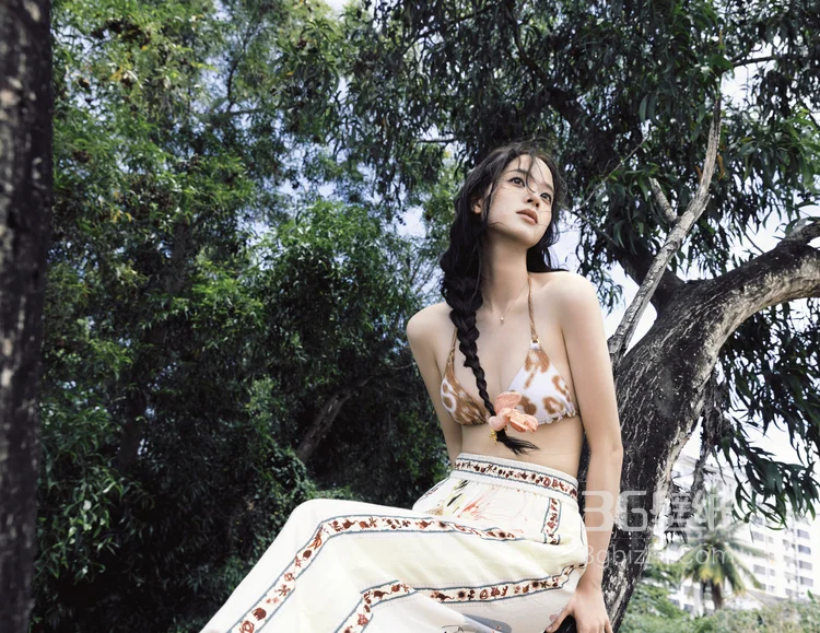 欧阳娜娜养眼吊带比基尼展性感好身材户外森系写真大片7