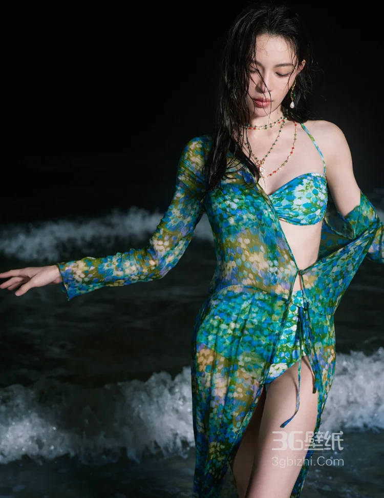 钟楚曦性感碎花蓝比基尼套装泳池湿发写真大片，尽显紧致肌肤完美好身材15