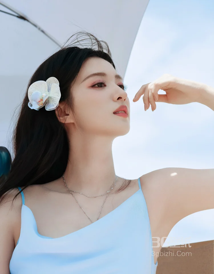 王楚然优雅浅蓝色吊带长裙海边清新浪漫超高清写真图片3