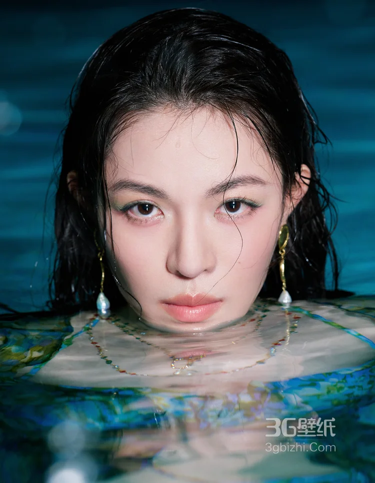 钟楚曦性感碎花蓝比基尼套装泳池湿发写真大片，尽显紧致肌肤完美好身材14