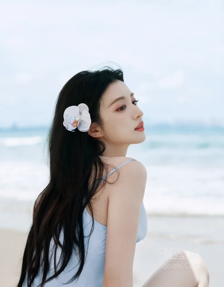 王楚然优雅浅蓝色吊带长裙海边清新浪漫超高清写真图片8