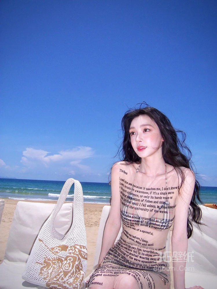 易梦玲海边沙滩性感写真，身着英文字母透视裙加比基尼穿搭，展若隐若现美感写真大片7