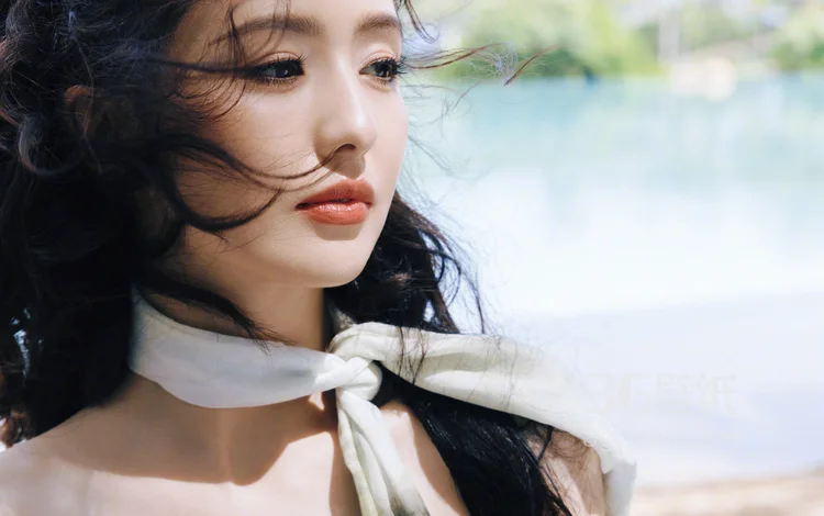 阳光，沙滩，椰树林，佟丽娅假日海边抹胸裙穿搭优雅写真大片3