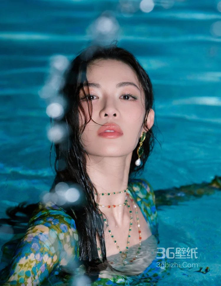 钟楚曦性感碎花蓝比基尼套装泳池湿发写真大片，尽显紧致肌肤完美好身材10